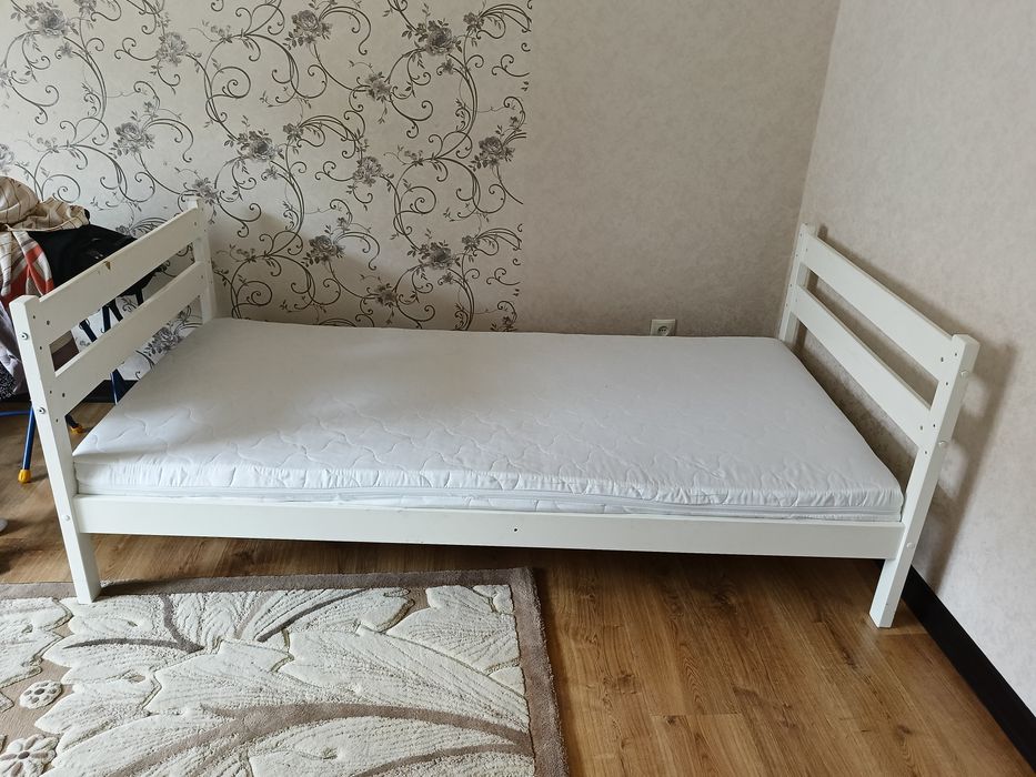 Кровать детская с матрасами