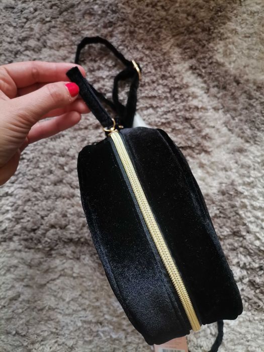 Малка черна чанта плюш с чехли