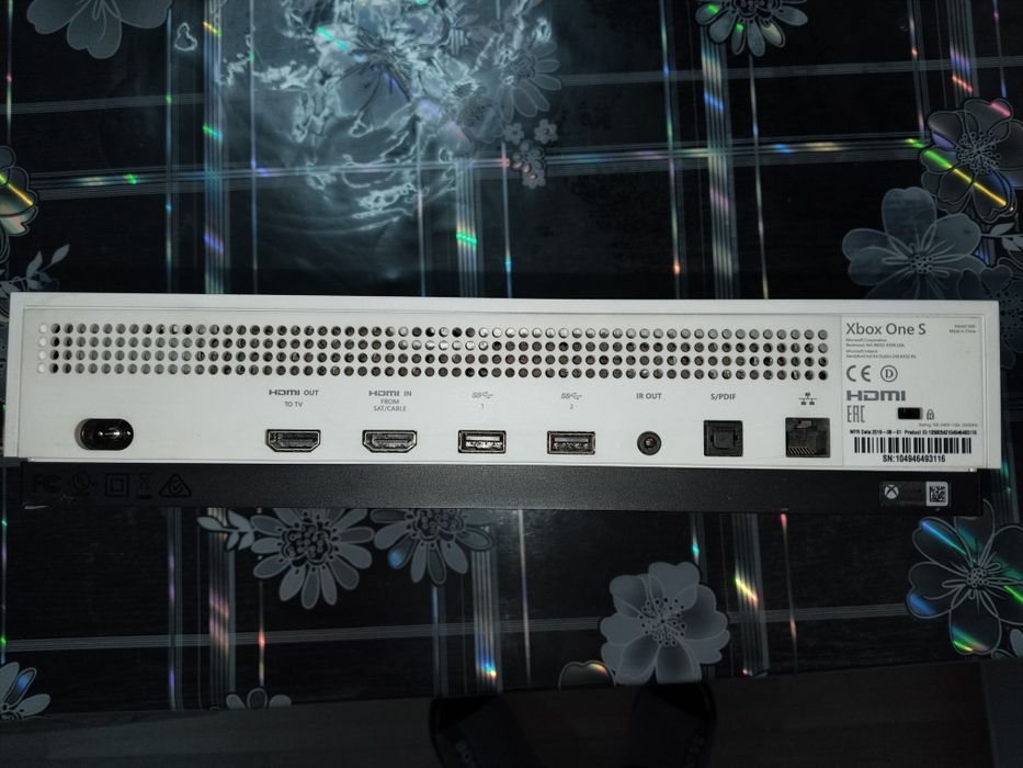 Продам X-BOX ONE-S