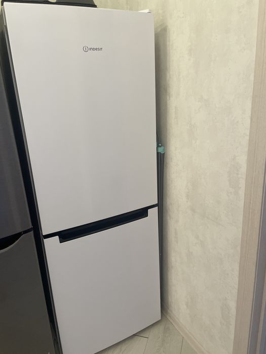 Продам Холодильник Indesit белый