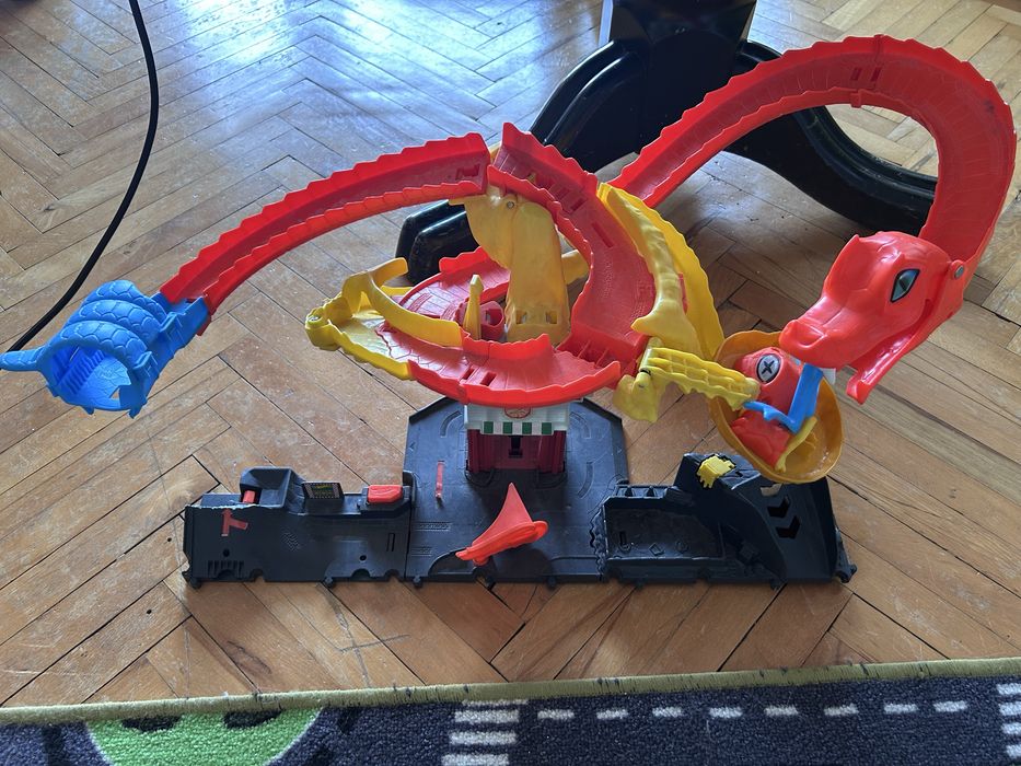 Hot wheels писта, гараж