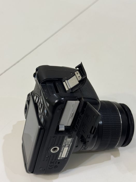 Canon EOS 700D с объективом