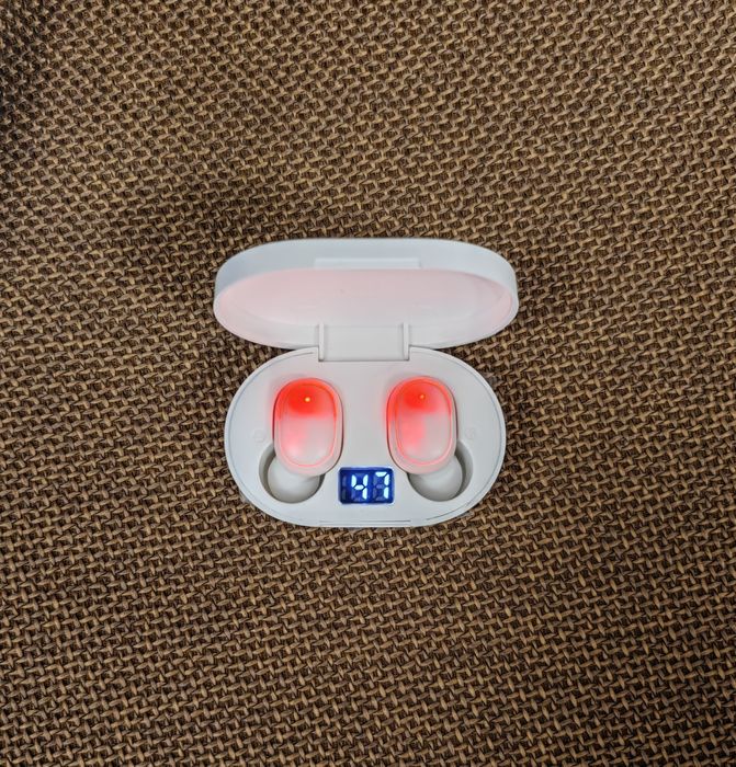 Безжични слушалки с кутия за зареждане