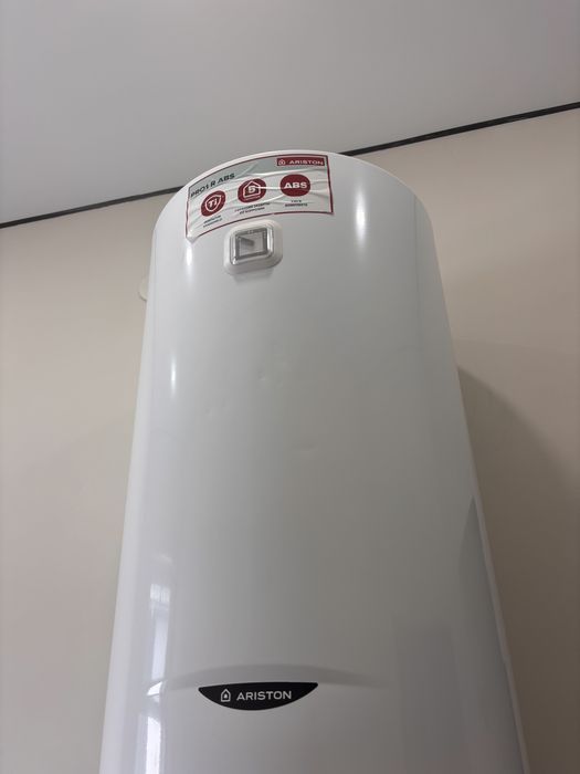 Бойлер аристон новый находится в уркере