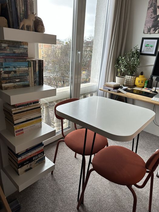 Компактна маса за кухня с два нови стола икеа