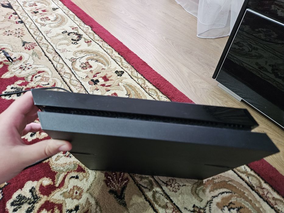 Продам Playstation 4