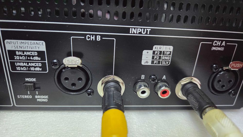 Behringer A800 Amplificator 2x400 wati