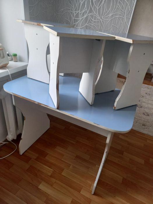 Продам кухонный стол и три табурета, всё б/у