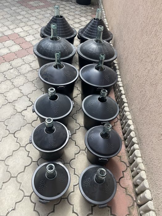 Damigeană din sticlă cu coș din plastic