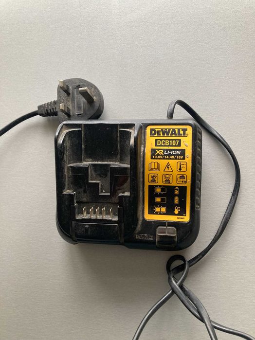 Зарядно DeWalt DCB107