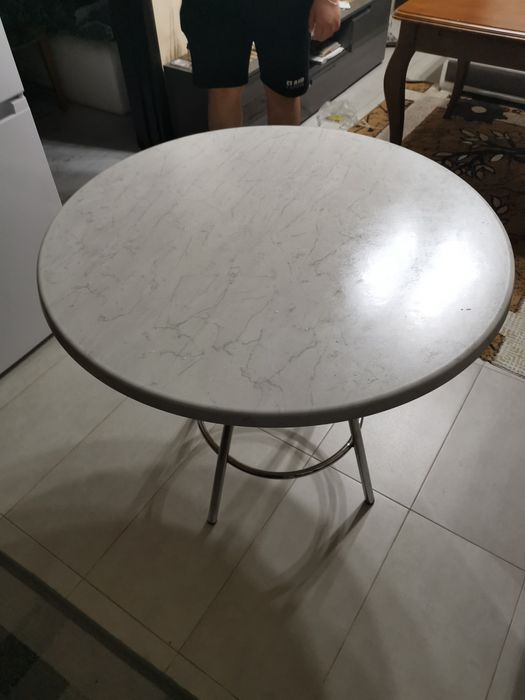 Продавам маса  много запазен