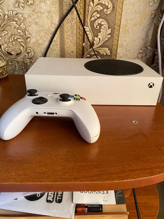 ПРОДАМ XBOX s  + 1 джойстик