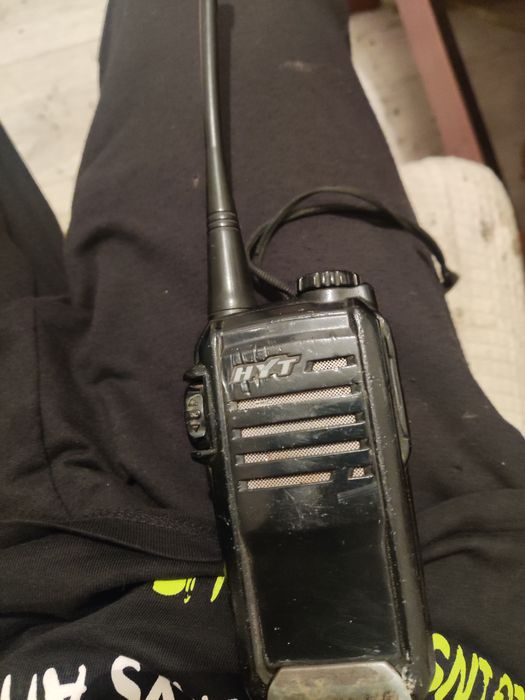 Это портативная радиостанция Hytera TC-518.