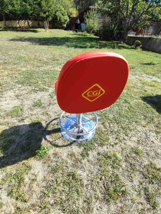 Червени кожени бар столове