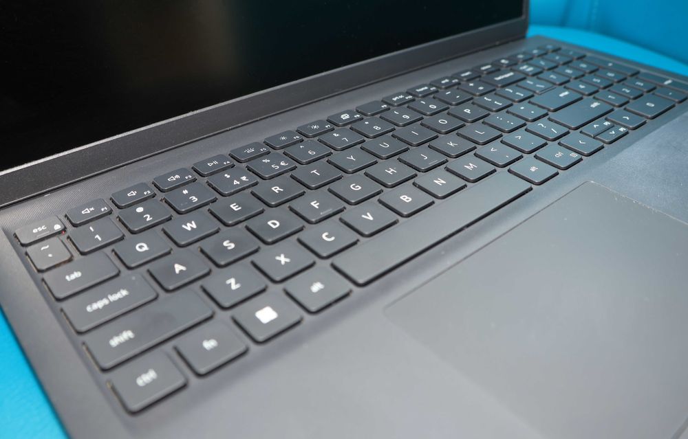 Laptop Dell Vostro 15 3510 – i5 Gen 11 / 8GB RAM / SSD 256GB NVMe (Aspect Excelent)
