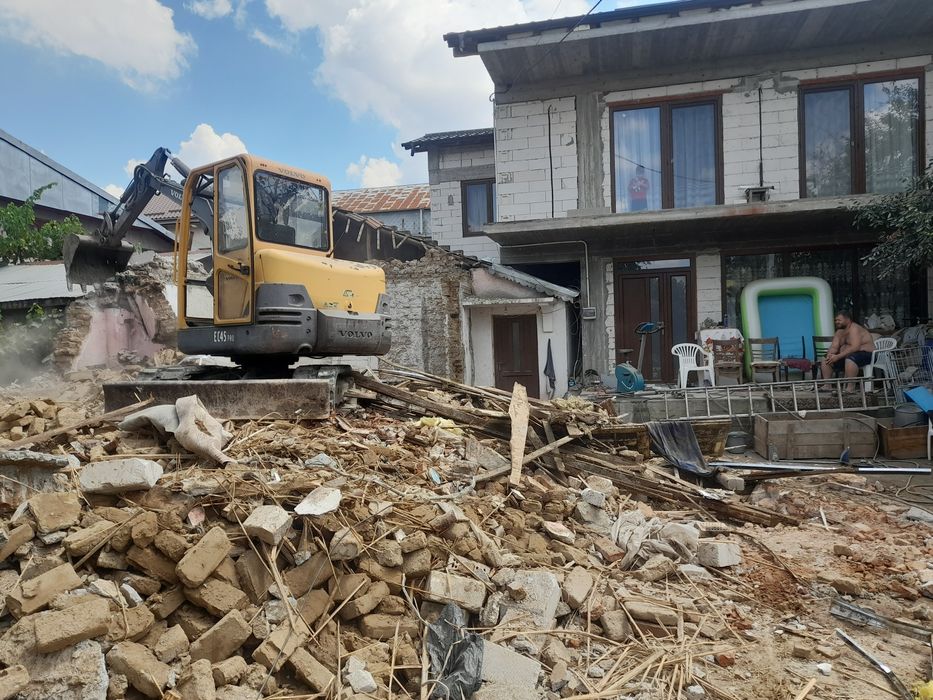 Inchiriez  miniescavator   si scule  constructii