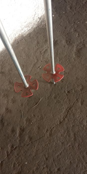 Лыжи , ботинки , палки .