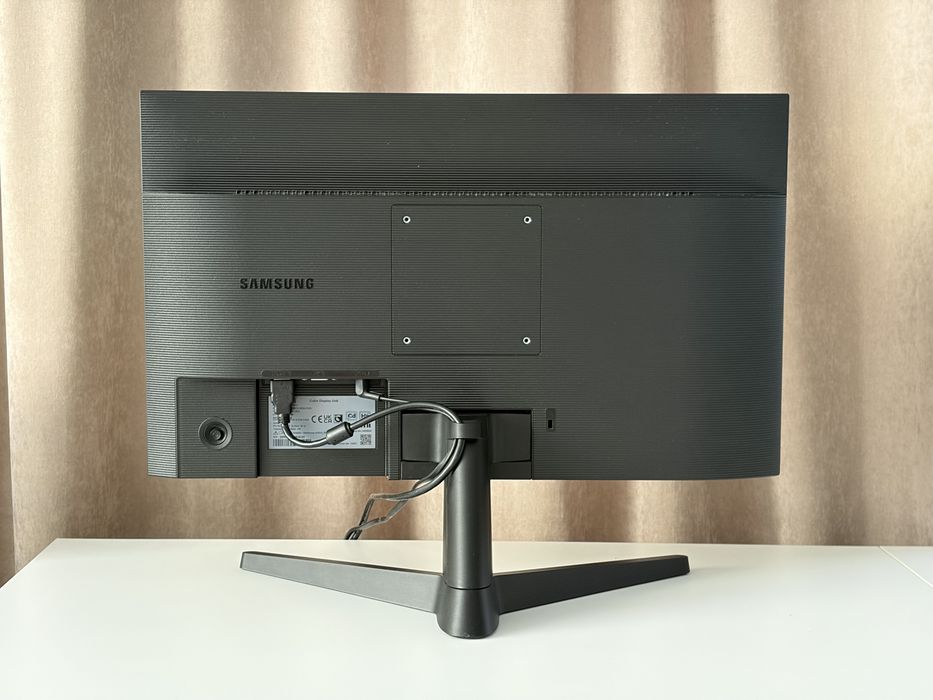 Монитор Samsung - почти не е използван. 24 инча, Full HD, 75hz, IPS, LED.