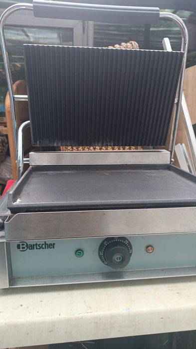 grătar electric profesional de tip contact grill (presă Panini), modelul Bartscher Panini 1GR (Art.-No. A150676).