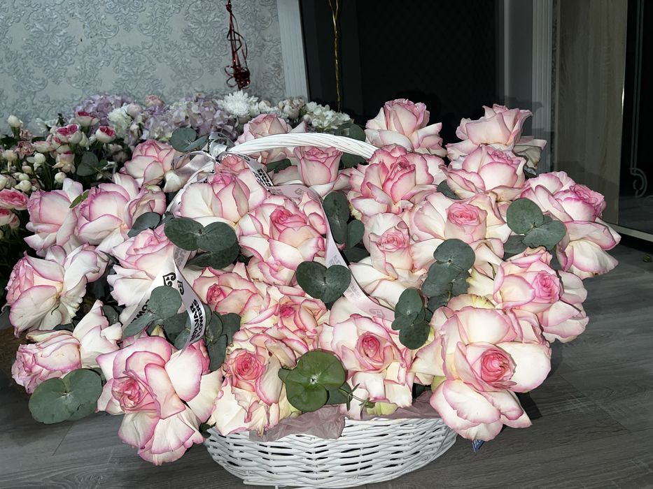 Цветы розы корзина