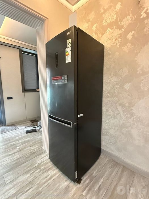 Холодильник LG серого цвета