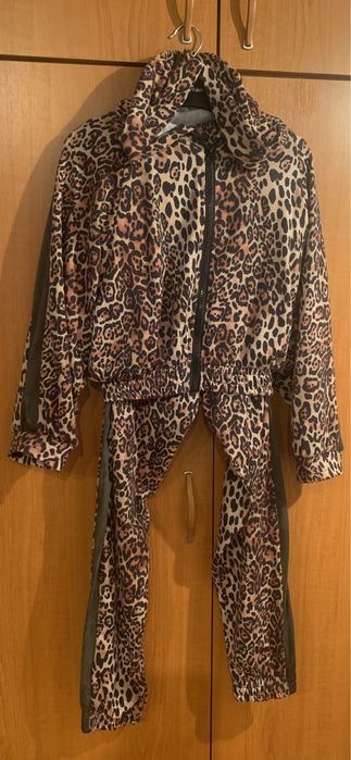 Vand haine fete : treninguri, salopete, rochii ocazie.