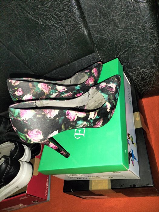 Încălțăminte damă numărul 37-38 și haine.