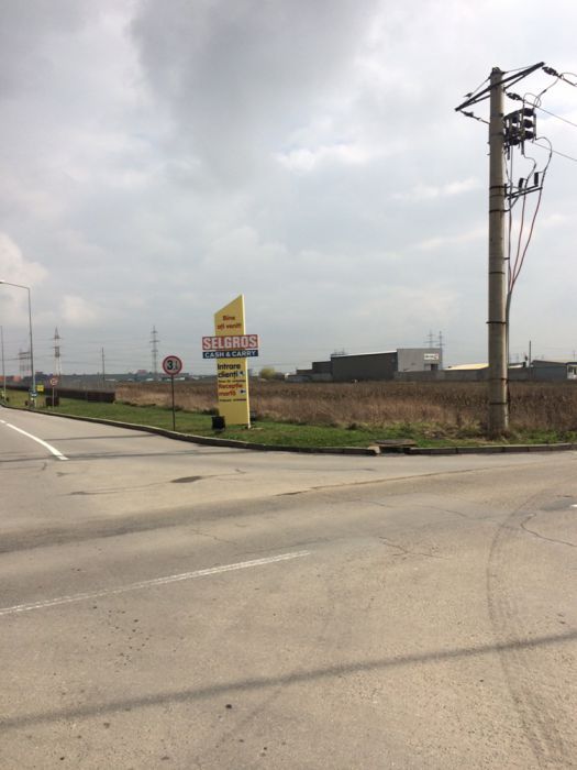 vând teren extravilan zona Selgros