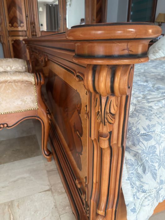 Dormitor IMAR Arad – Colecția Imperial – Lemn masiv de cireș, sculpturi și intarsii manuale