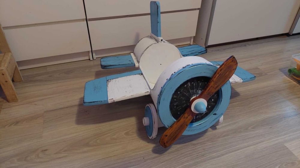 Avion din lemn recuzita foto si o scara mica