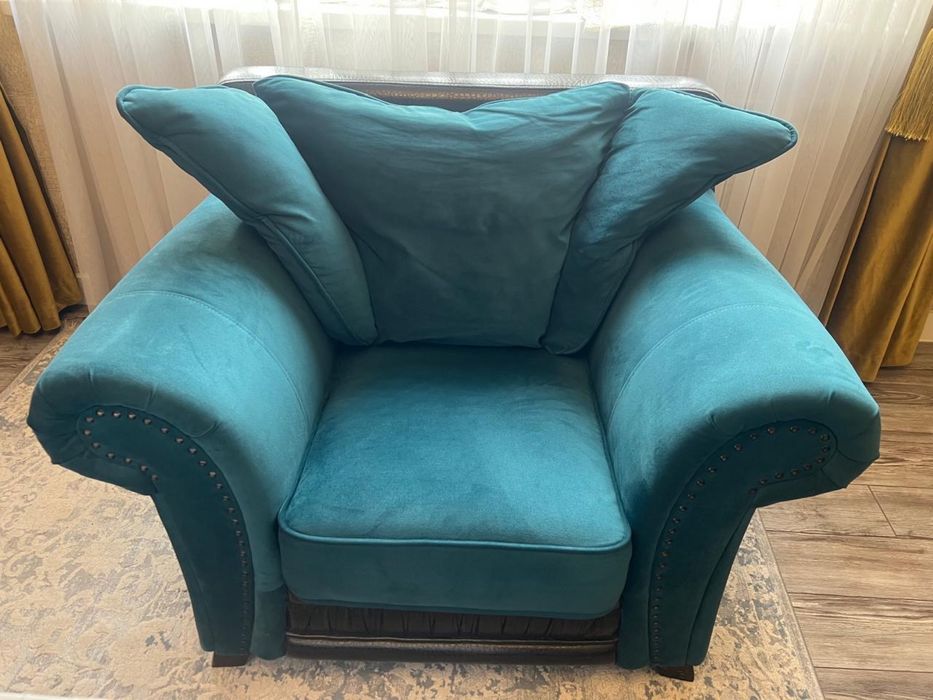 диван и кресло в зеленом цвете