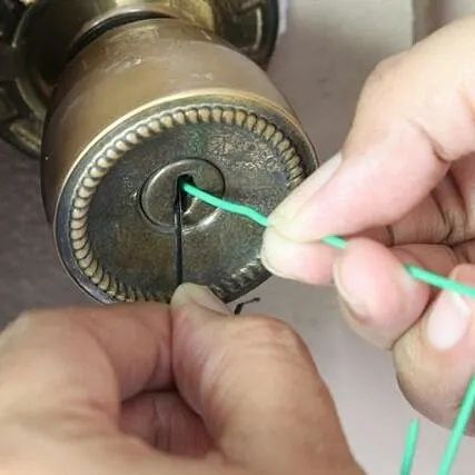 Вскрыте замков. Открыть двери.