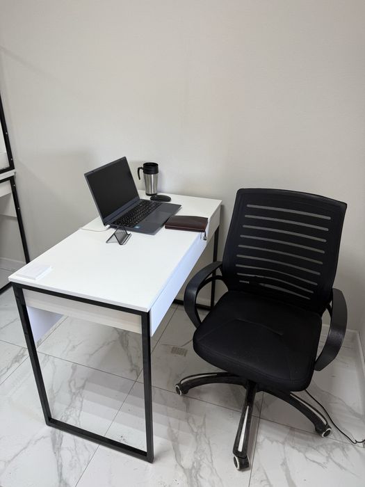 В продаже 4 стола и 3 офисных стула