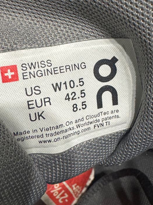 On Cloud 5 running sneakers.