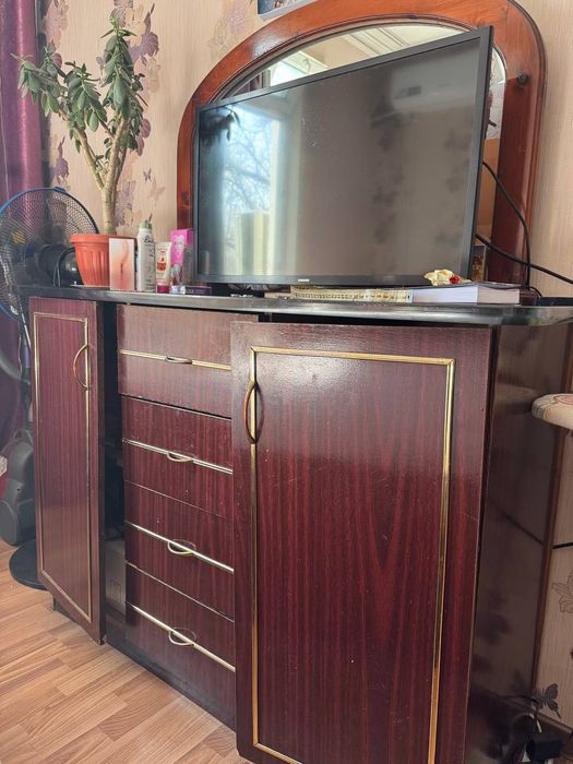 Продается комод с зеркалом