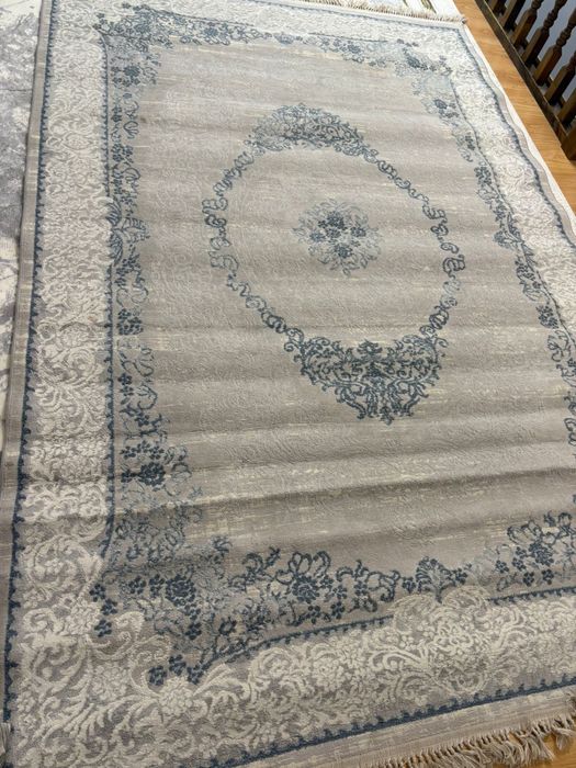 Кілемдер сатылады.