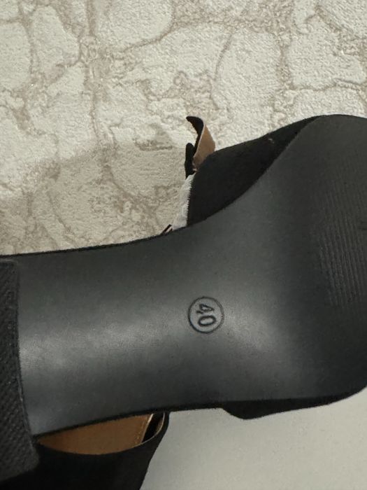 Новые черные туфли 40 размера