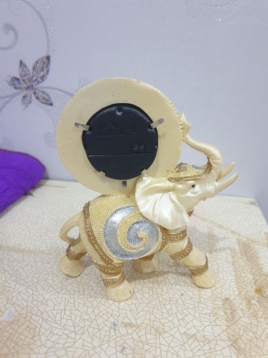 часы в виде  слона