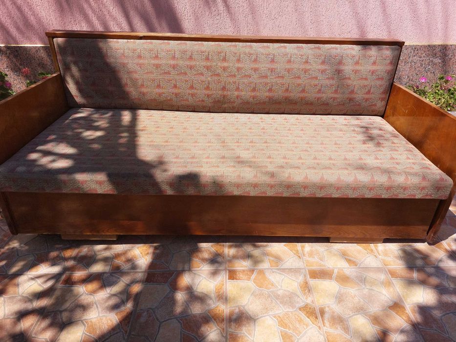 Продавам разтегателен диван, ракла, бар за хол