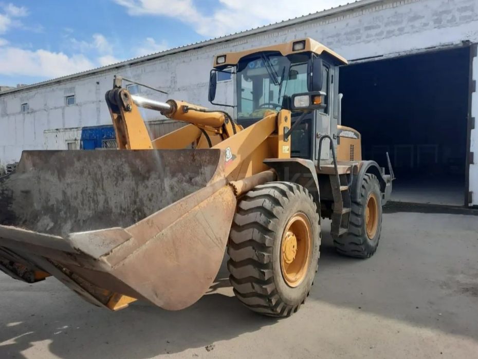 Продам погрузчик 2 кубовы