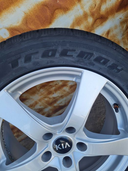 Гуми всесезонни 215/55R17 като нови на 500 км.
