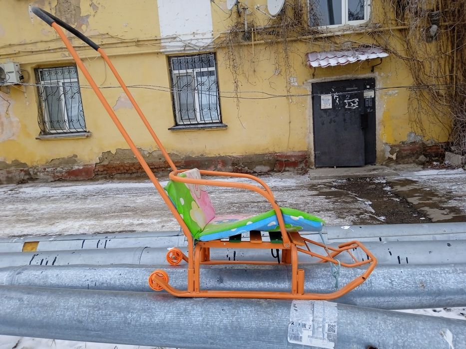 Санки с ручкой в отличном состоянии