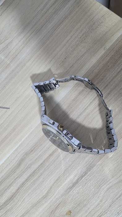 Сағат батарейкамен сатылады