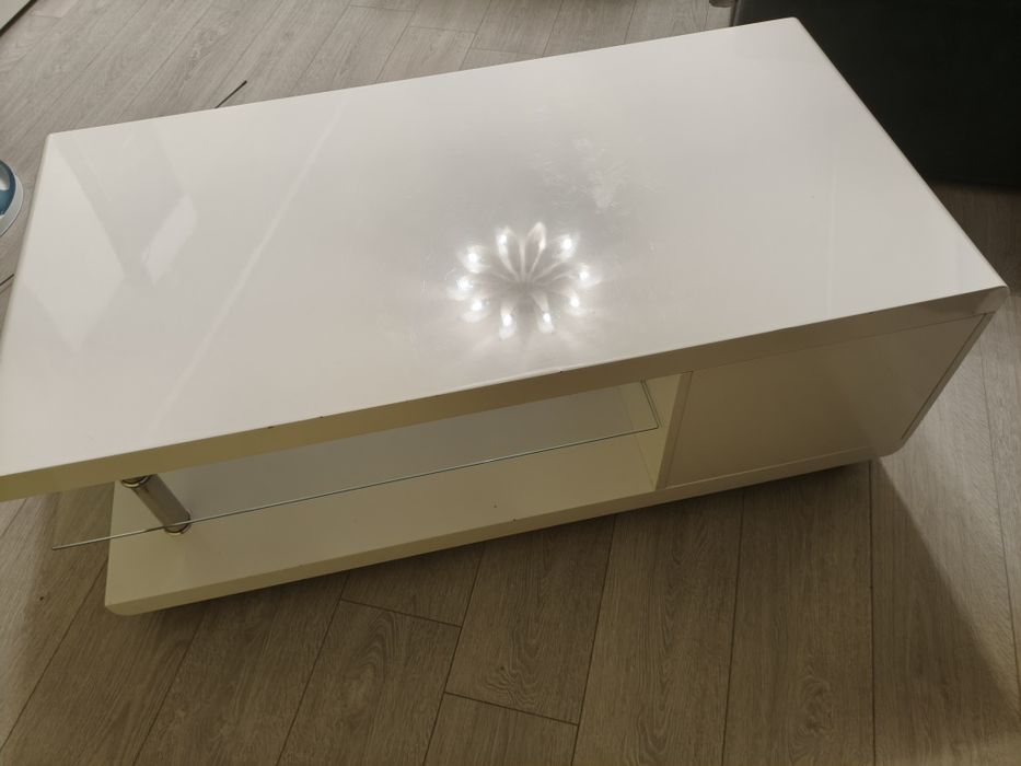 Бяла холна маса с чекмеджета