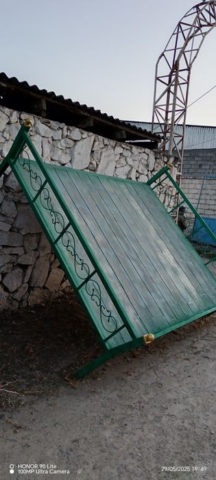 Buyurtma asosida turli xil buyum jixozlarni yasab beramiz.