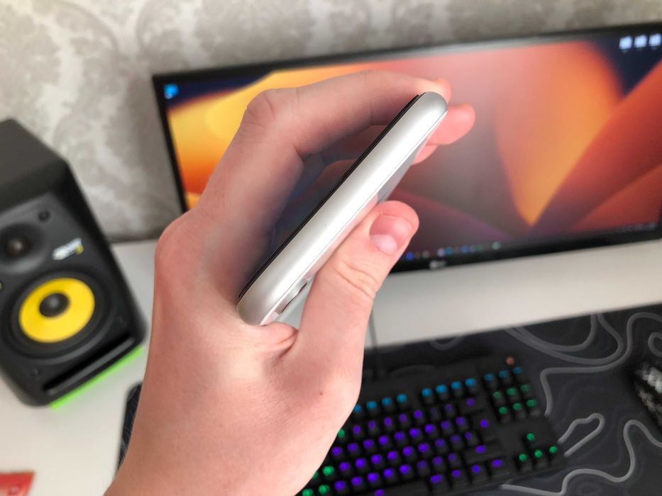 Телефон iPhone XR 64gb white