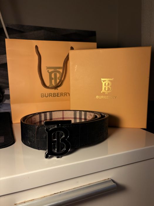 Curea Burberry neagra