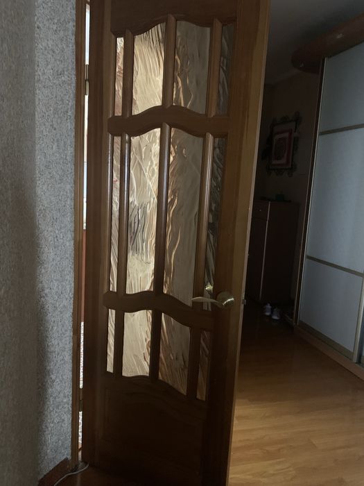 продается 8 дверей