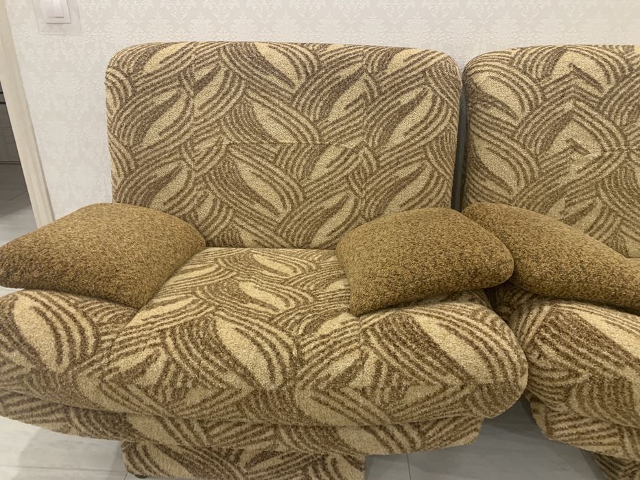 удобный диван и два кресла в комплекте