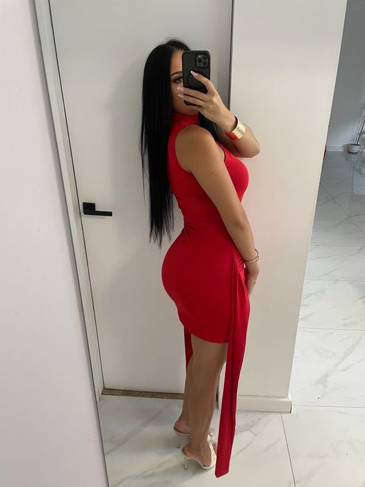 Rochie superba rosie cu detaliu auriu